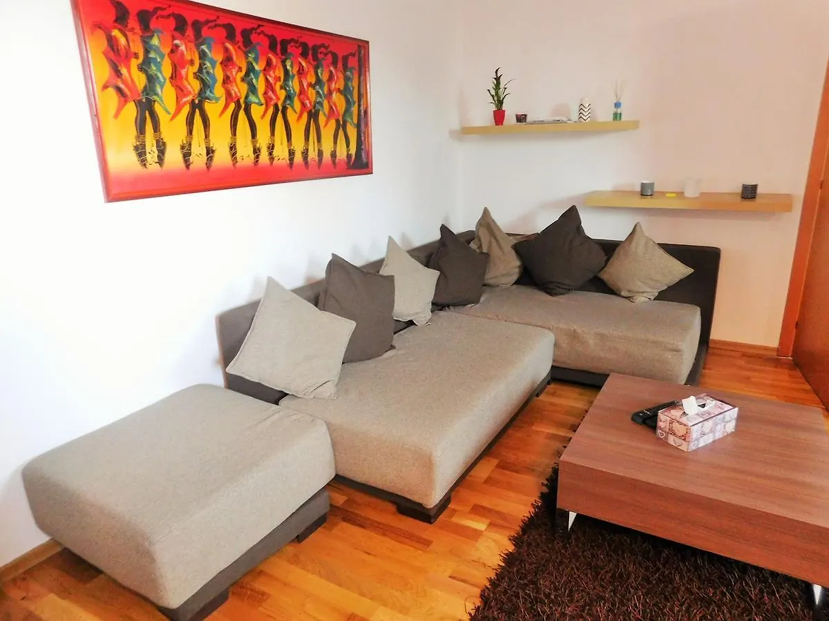 Nicole\'S Apartment 2 contacts